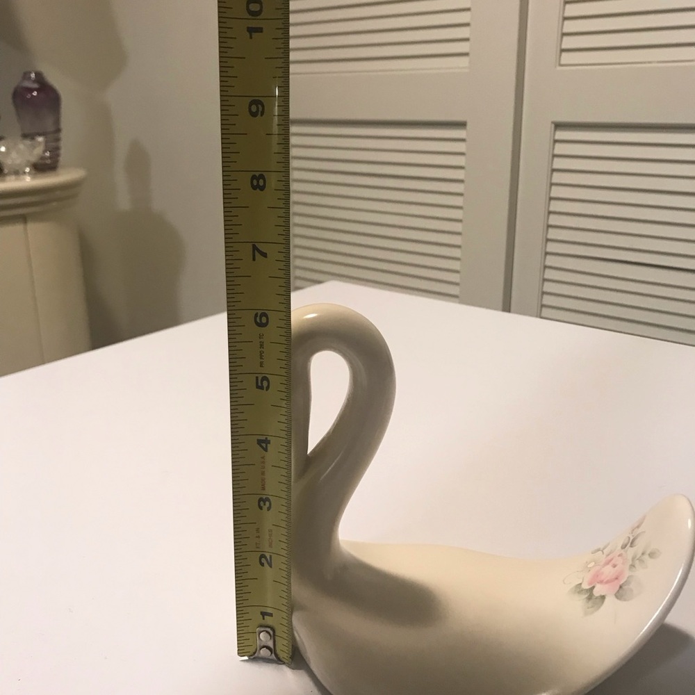 Preowned Pfaltzgraff tea rose swan towel holder. - Picture 5 of 5